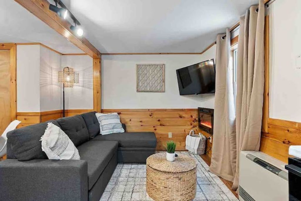 Ski,Hike,Relax Retreat W/private hot tub.