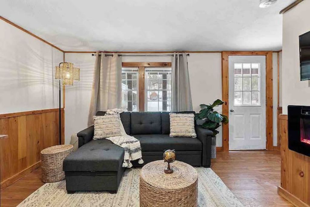 Cozy Cabin W/private HOT TUB - Ski, Hike, Relax! 10min from Loon MTn.