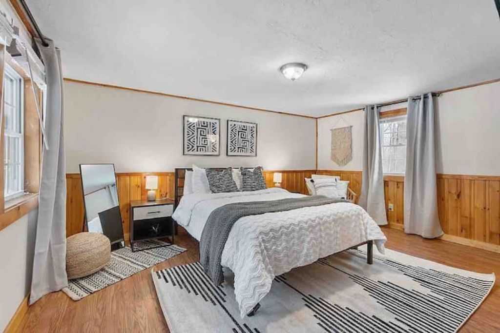 Cozy Cabin W/private HOT TUB - Ski, Hike, Relax! 10min from Loon MTn.