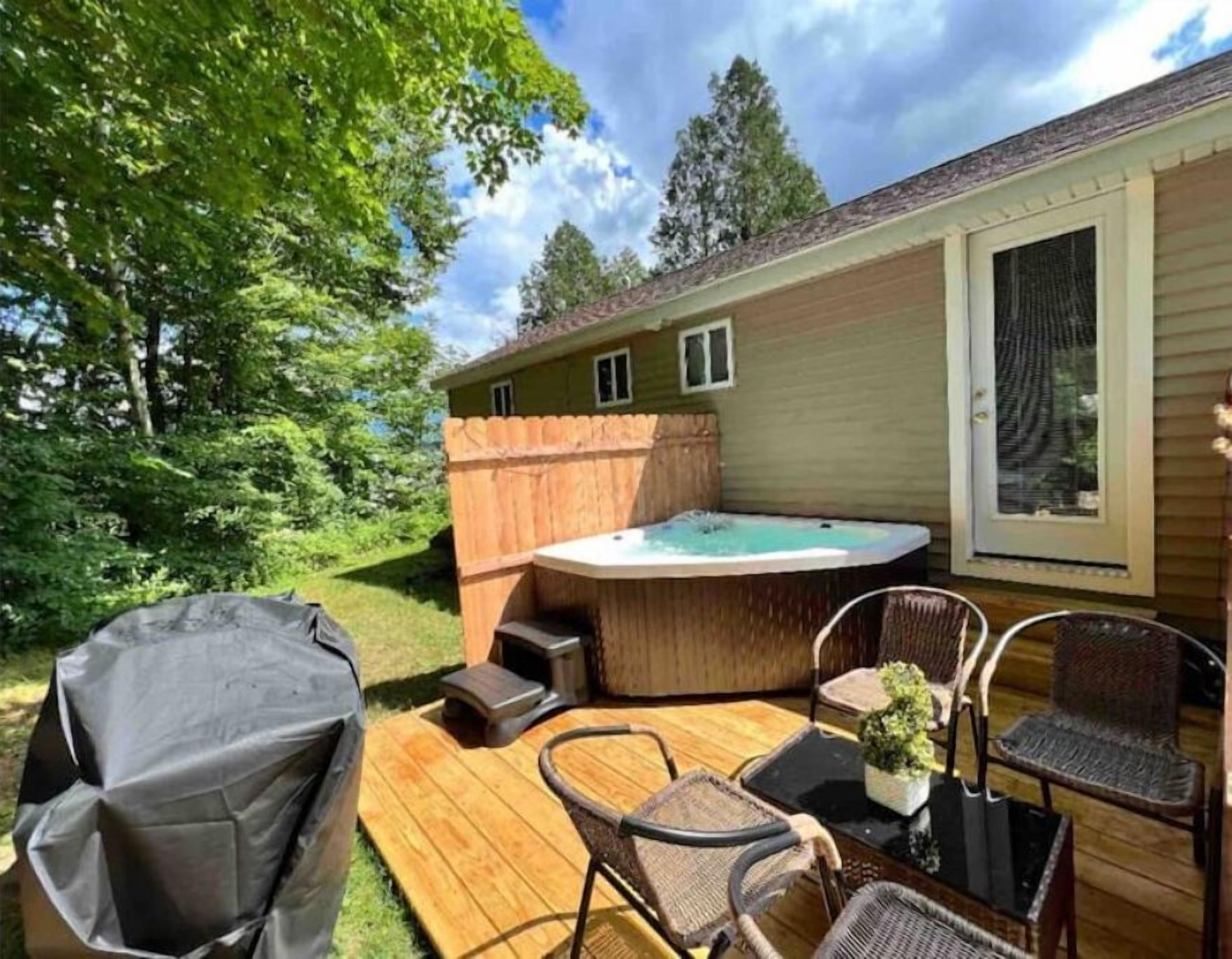 Cozy Cabin W/private HOT TUB - Ski, Hike, Relax! 10min from Loon MTn.