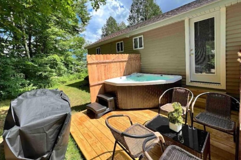 Cozy Cabin W/private HOT TUB - Ski, Hike, Relax! 10min from Loon MTn.