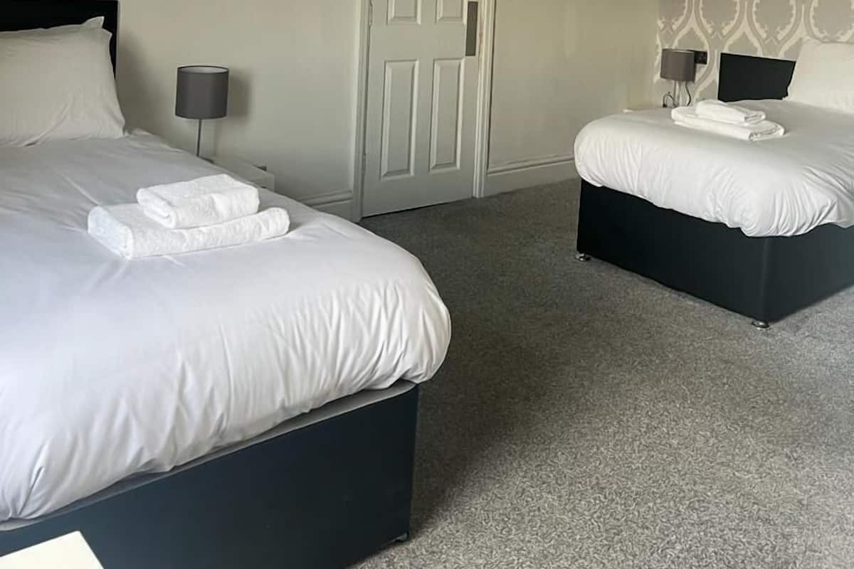 Habitación básica con 2 camas individuales | Wifi gratis y ropa de cama