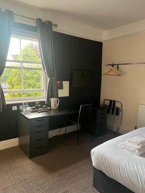 Basic Double Room | Free WiFi, bed sheets - The Bayley Arms (Clitheroe)
