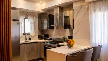 Kjøleskap, mikrobølgeovn, ovn og kokeplater