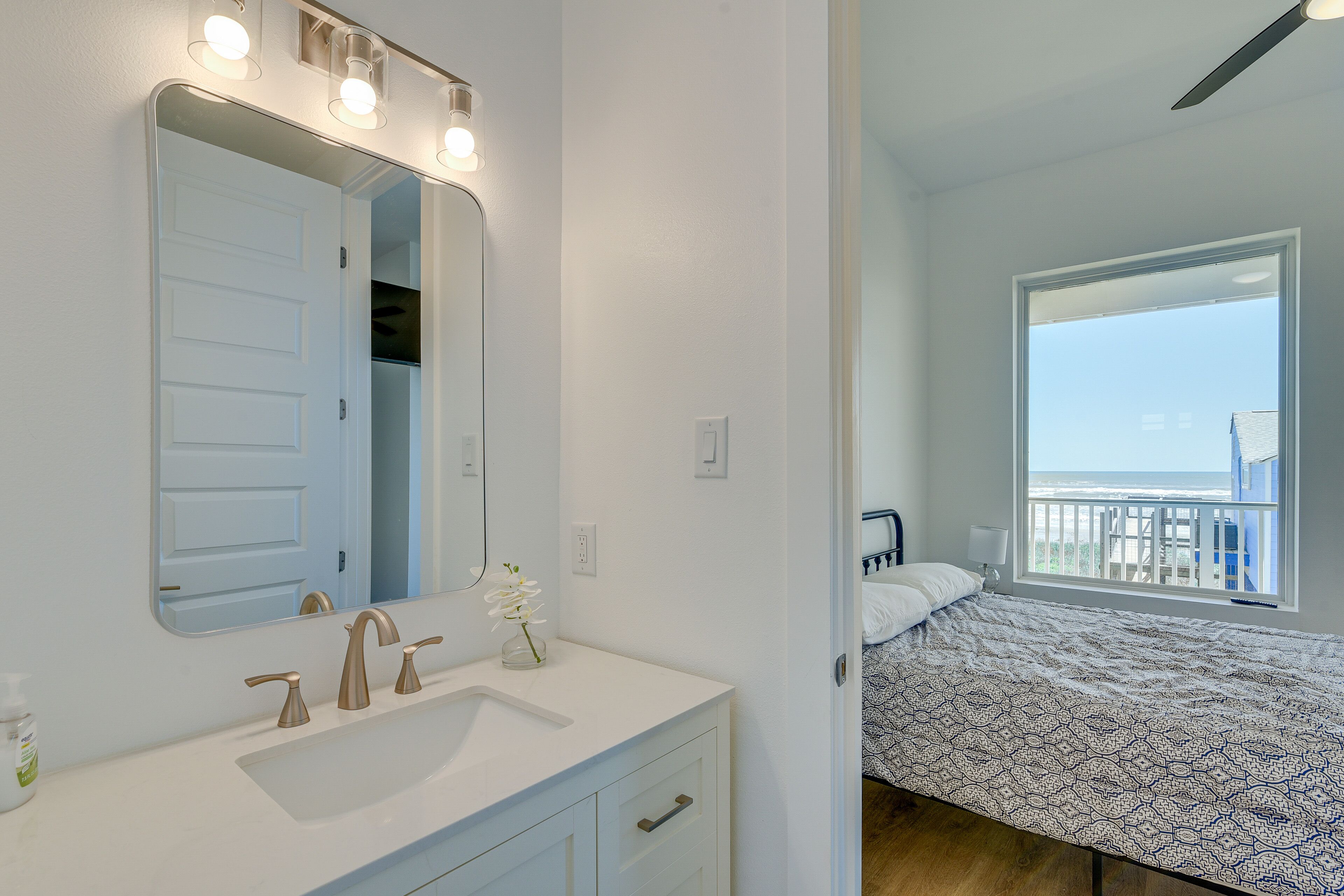 Ocean Views, Steps To Sand! Coastal Galveston Gem - Galveston, TX