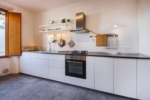 Frigorifero, microonde, forno, piano cottura