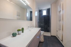 Dusche, Haartrockner, Bidet, Handtücher