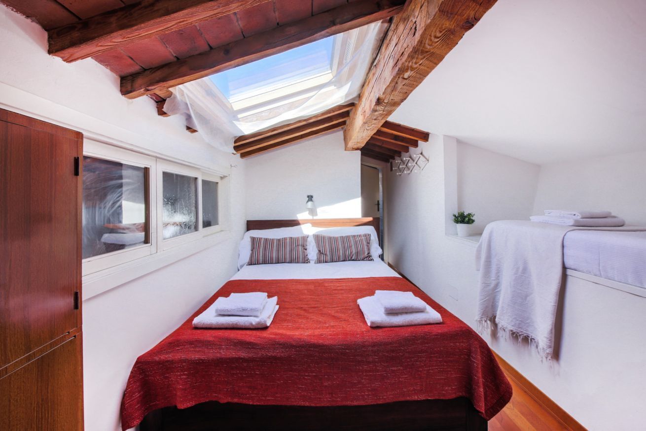 4 habitaciones, tabla de planchar con plancha, wifi y ropa de cama 