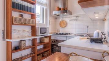 KĂŒhlschrank, Mikrowelle, Ofen, Herdplatte