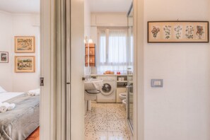 2 bedrooms, desk, iron/ironing board, WiFi