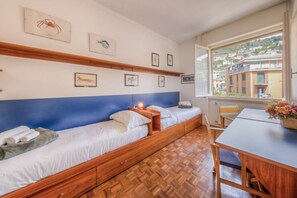 2 soverom, skrivebord, strykejern/-brett og wi-fi