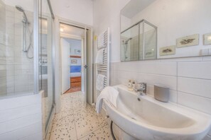 Douche, sèche-cheveux, bidet