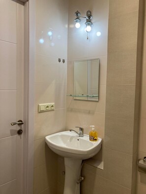 Regadera, secadora de cabello, bidet, toallas 