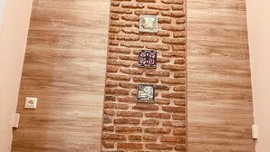 Eine Küche mit einer wandumschließenden Fliesenrückwand, einer Edelstahlspüle und einem Geschirrspüler.