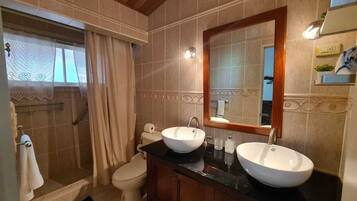 Comfort Villa | Bathroom | Rainfall showerhead, towels