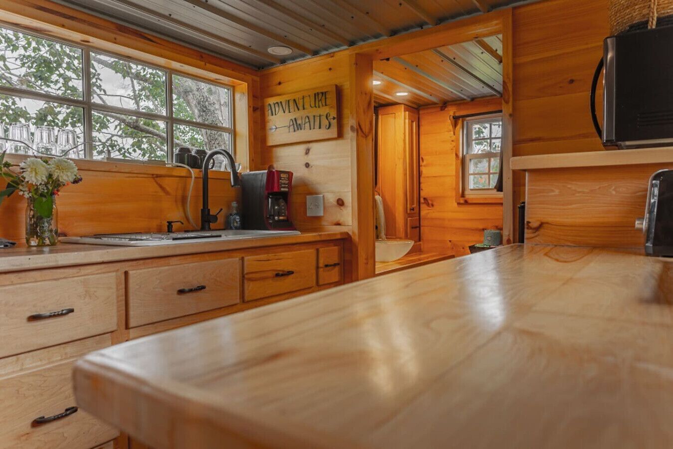 Mikroaaltouuni, liesi, kahvin-/teenkeitin, leivänpaahdin