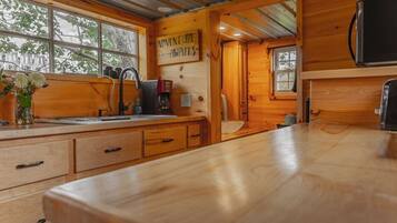 Mikroaaltouuni, liesi, kahvin-/teenkeitin, leivänpaahdin