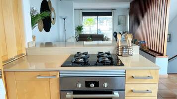 冰箱、微波炉、烤箱、炉灶