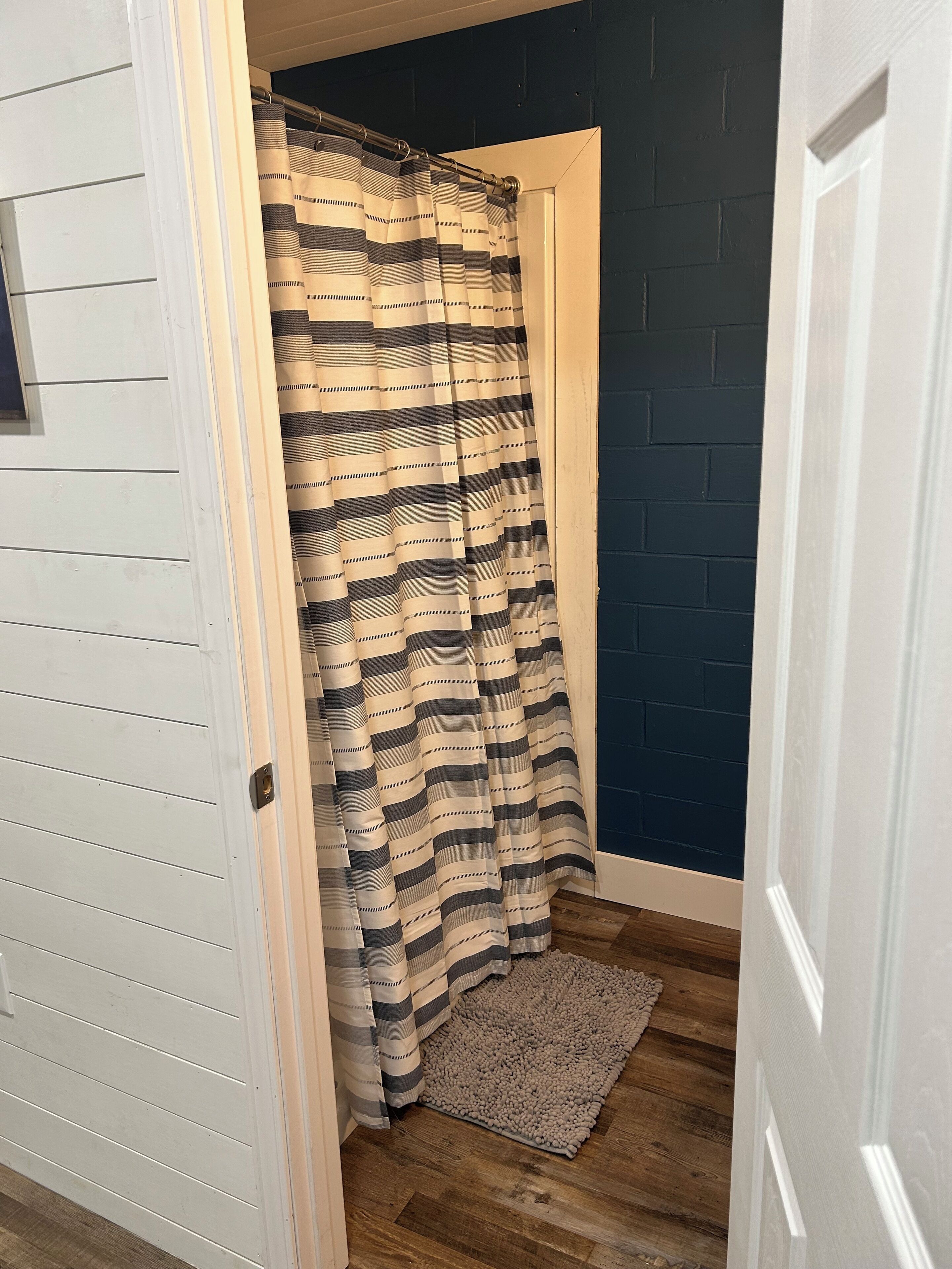 Studio apartment with bunkroom just 3 miles from Jamestown Marina!