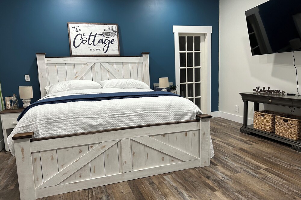 Studio apartment with bunkroom just 3 miles from Jamestown Marina!