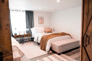 6 Schlafzimmer, Zimmersafe, Schreibtisch, Bügeleisen/Bügelbrett