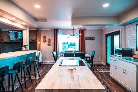 Fridge, microwave, oven, stovetop. Charming & Modern Lakefront Home - Hiking, Biking & Kayaking.