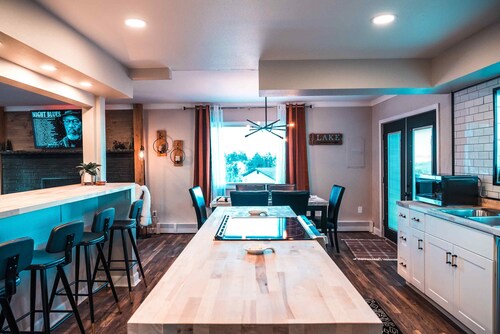 Charming & Modern Lakefront Home - Hiking, Biking & Kayaking.