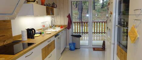 Fridge, cookware/dishes/utensils