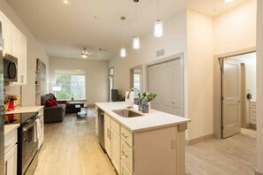 Private kitchen - Downtown Apartment on Riverwalk $Discounted$ (San Antonio)