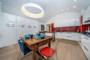 Fridge, microwave, oven, stovetop - GuestHost - Cozy apartment of 143 sqm, able to accommodate up to 5 people, located on the third floor of a building with lift in the heart of Udine. The location is great! In about 10 minutes walk you can reach Via Mercatovecchio, Piazza della Libertà a (Udine)