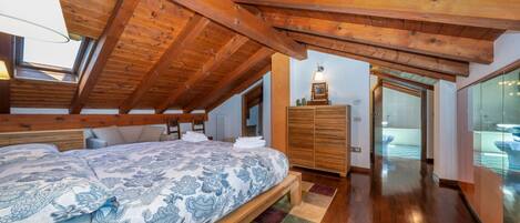 2 bedrooms, iron/ironing board, Internet, bed sheets