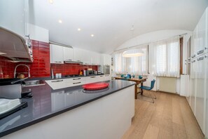 Frigorífico, microondas, horno y placa de cocina
