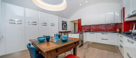 Réfrigérateur, four à micro-ondes, un four, surface de cuisson