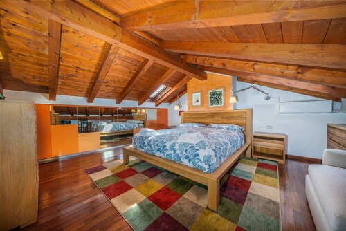GuestHost - Cozy apartment of 143 sqm, able to accommodate up to 5 people, located on the third floor of a building with lift in the heart of Udine. The location is great! In about 10 minutes walk you can reach Via Mercatovecchio, Piazza della Libertà a