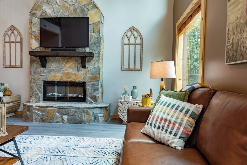 Brand New - Hillside Hideaway Cabin