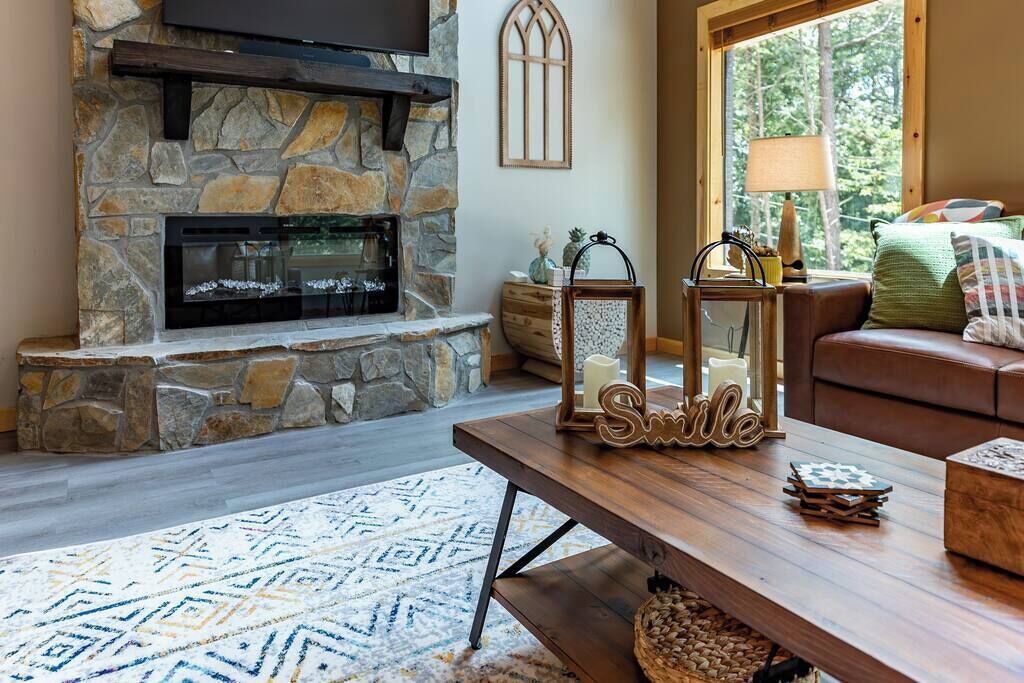 Brand New - Hillside Hideaway Cabin