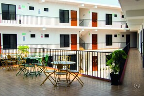 32-inch Smart TV with digital channels, TV, streaming services - Acacia Hotel  (Tuxtla Gutierrez)