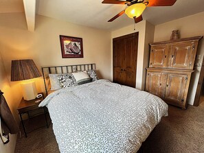 4 quartos, ferros/tábuas de passar roupa, berço de viagem