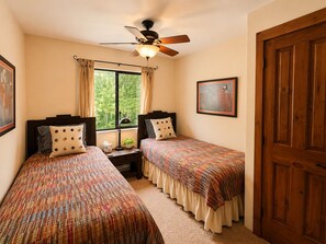 4 bedrooms, iron/ironing board, travel cot, free WiFi - 3 Story Slopeside True Ski-In/Ski-Out, Grill, Dog Friendly (Durango)