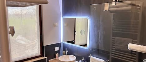 Deluxe Room, Non Smoking, Ensuite | Bathroom | Shower, free toiletries, hair dryer, bidet