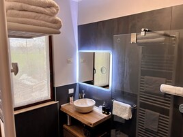 Habitación Deluxe, no fumadores, baño privado | Baño | Ducha, artículos de higiene personal gratuitos, secador de pelo y bidé