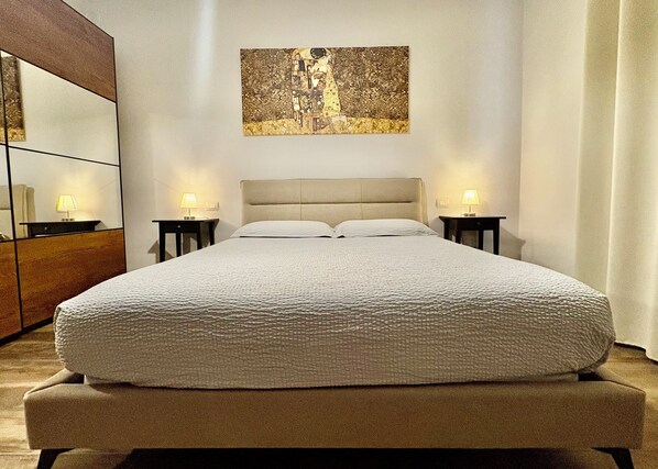 Deluxe kamer, niet-roken, en-suite badkamer | Een minibar, een bureau, een laptopwerkplek, gratis wifi