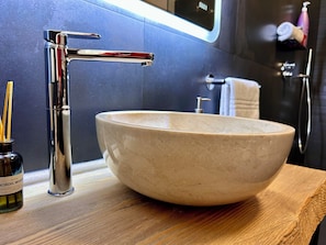 Deluxe kamer, niet-roken, en-suite badkamer | Badkamer | Een douche, gratis toiletartikelen, een haardroger, een bidet