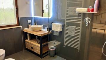 Camera Deluxe, non fumatori, bagno in camera | Bagno | Doccia, set di cortesia gratuito, asciugacapelli, bidet