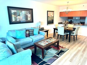 Smart TV, futbolito, mesa de ping pong