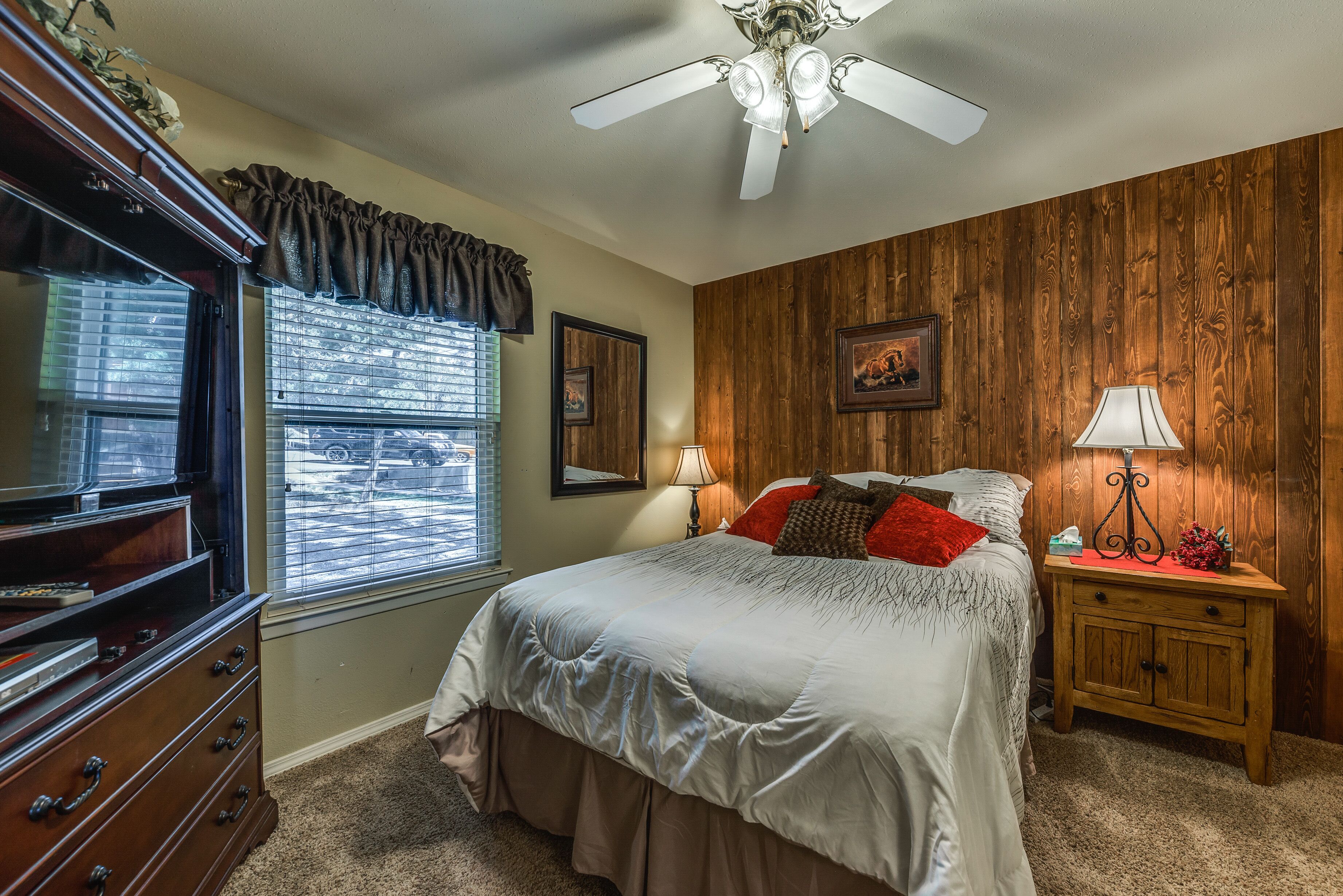 Woodsy & Peaceful Ruidoso Cabin: Hot Tub, Deck