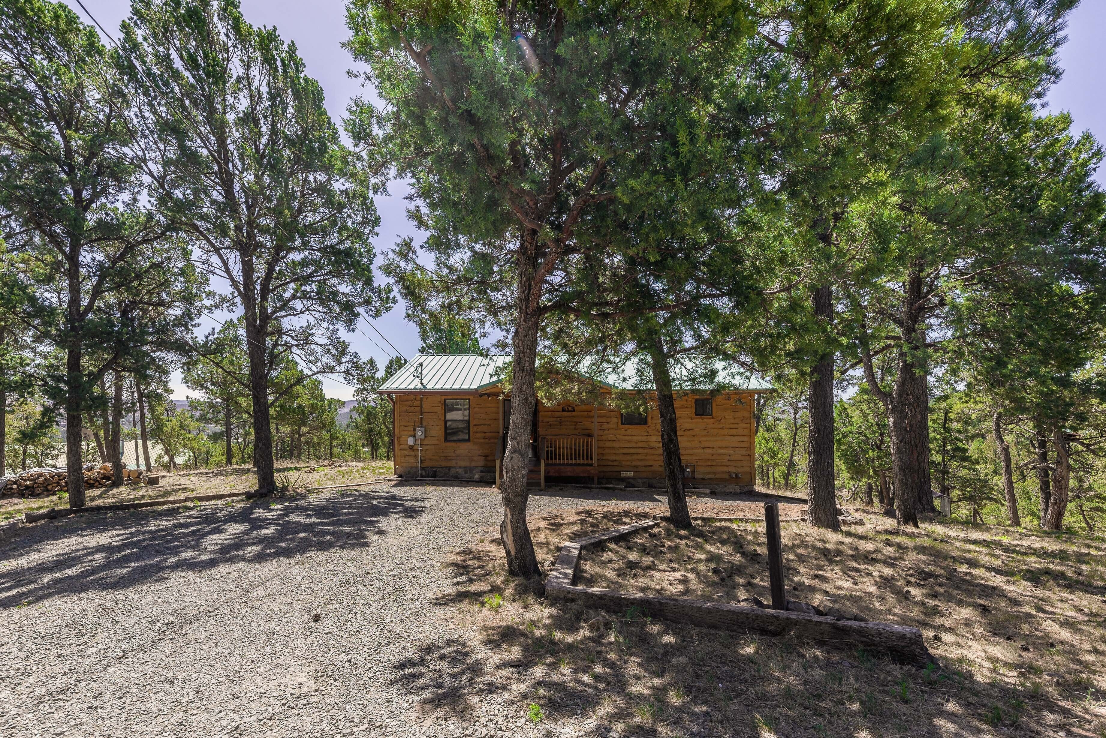 Woodsy & Peaceful Ruidoso Cabin: Hot Tub, Deck