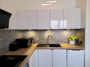 Køleskab, mikrobølgeovn, ovn, kogeplade