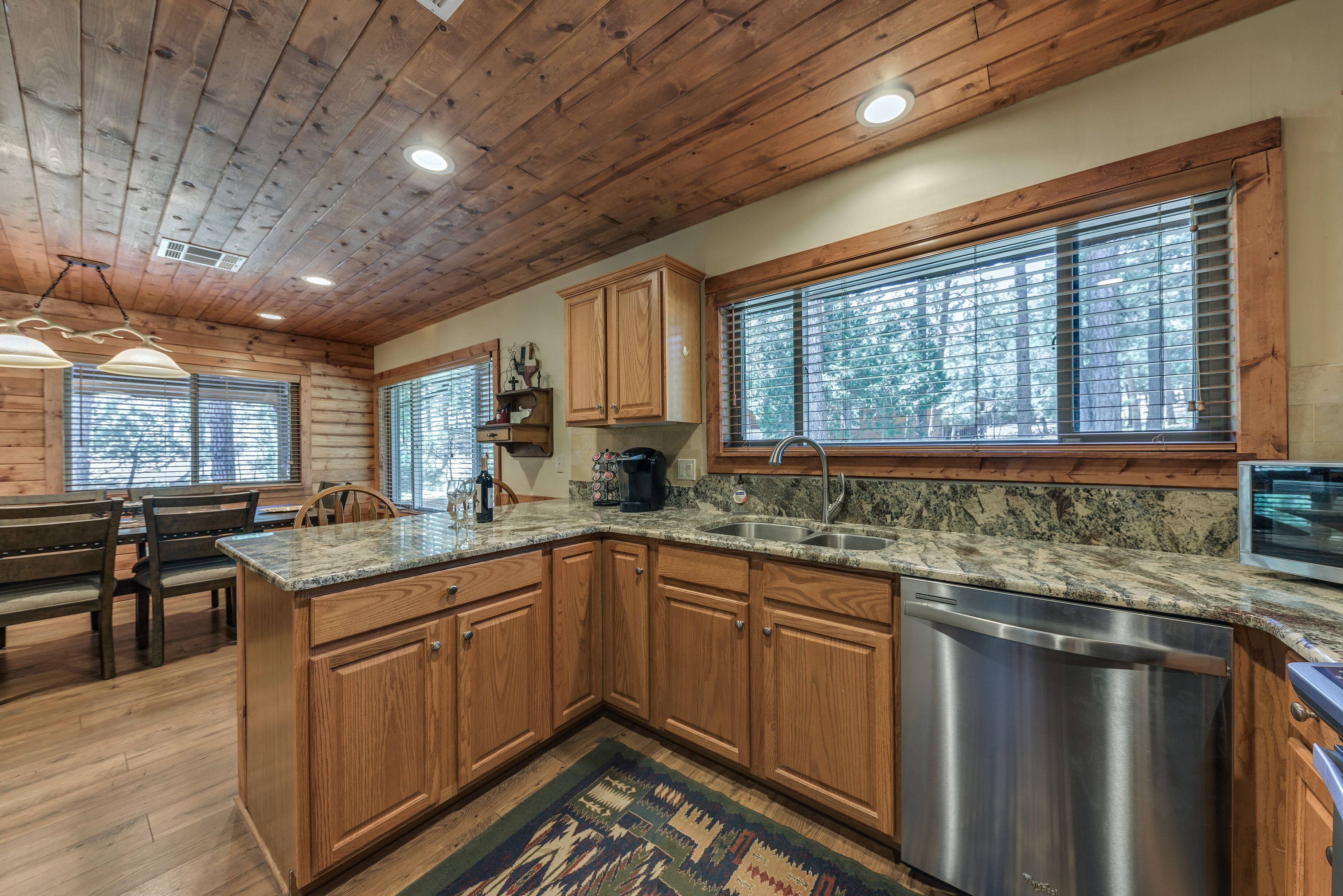 Well-Appointed Alto Cabin w/ Fire Pit & Pool Table