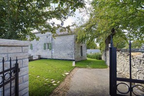 Property grounds - Villa with garden and pool (Savičenta)